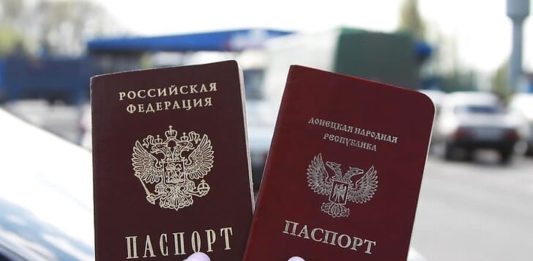 Окупанти змушують мешканців ОРДЛО отримувати паспорти РФ: погрожують звільненнями та припиненням виплат