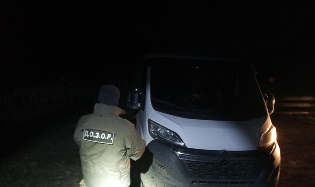 Біля кордону з Румунією прикордонники зупинили автомобіль з 60 ящиками сигарет (ВІДЕО)