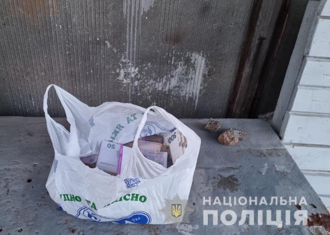 Под Харьковом женщина на глазах у всех украла мешок с полумиллионом