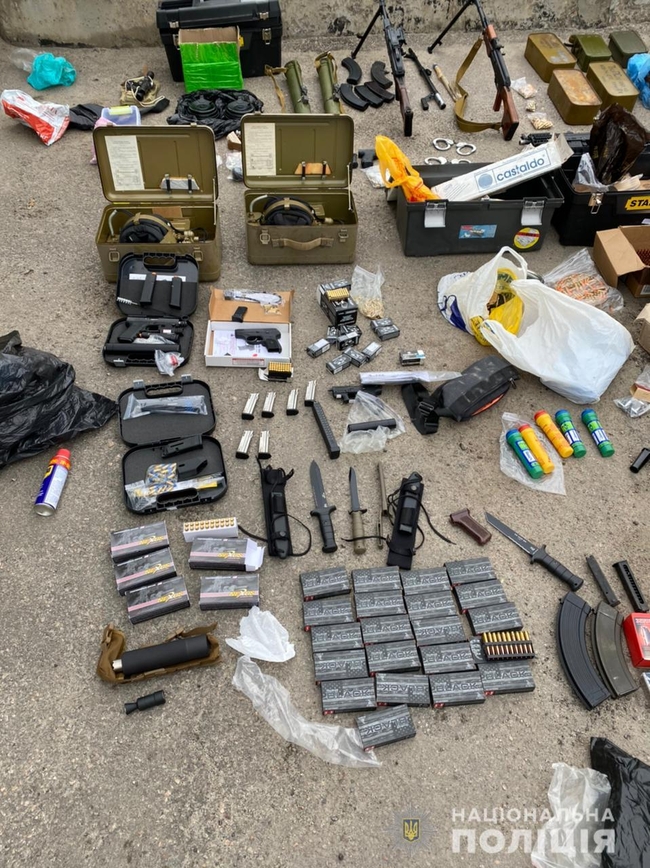 Пулеметы, десятки гранат и полторы тысячи патронов нашла полиция в гараже харьковчанина (ФОТО)
