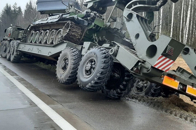 В РФ в грязи застрял военный тягач высокой проходимости: Он вез машину для прокладки дорог