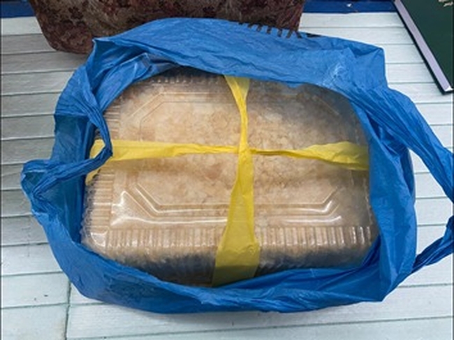 «Кулінарний шедевр» - торт з сигарет виявили на кордоні з Румунією (ВІДЕО)