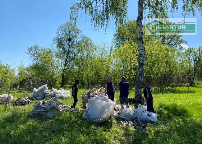 Харьковчане убирают речку Уды (ФОТО)