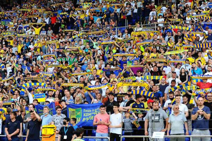 Футбольний матч у Харкові відвідала рекордна кількість глядачів. Фото