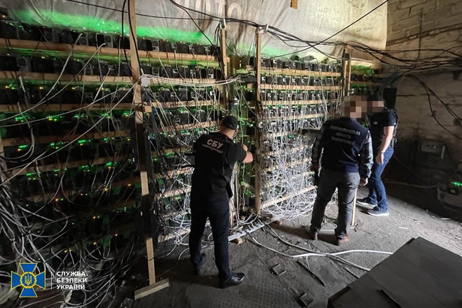 СБУ заблокувала незаконну майнінг-ферму: криптовалюту добували «прямо із трансформатора»