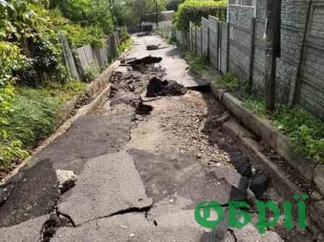 В Ізюмі злива підтопила будинки і «змила» дорогу (ФОТО, ВІДЕО)