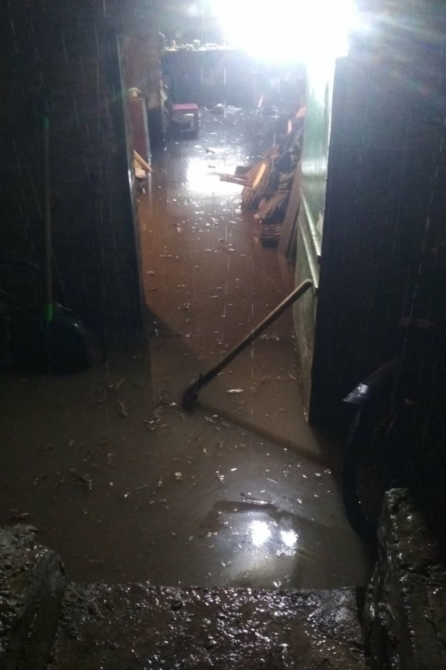 В Ізюмі злива підтопила будинки і «змила» дорогу (ФОТО, ВІДЕО)