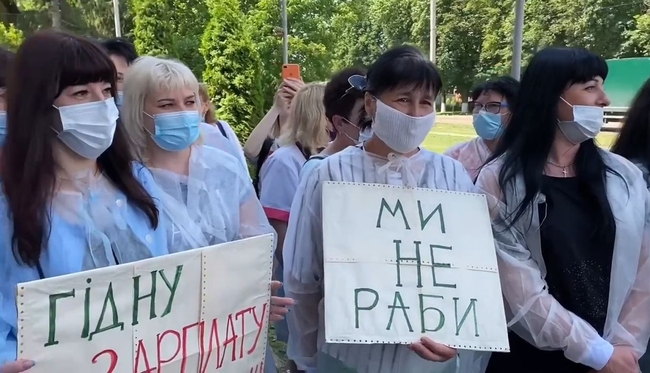 Заплатить “ковидные” и вернуть долги: из-за чего митинговали медики на Харьковщине