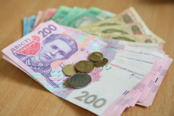 Украинские политики считают “прожиточными” зарплату в 5 тысяч и пенсию в 2 тысячи гривен