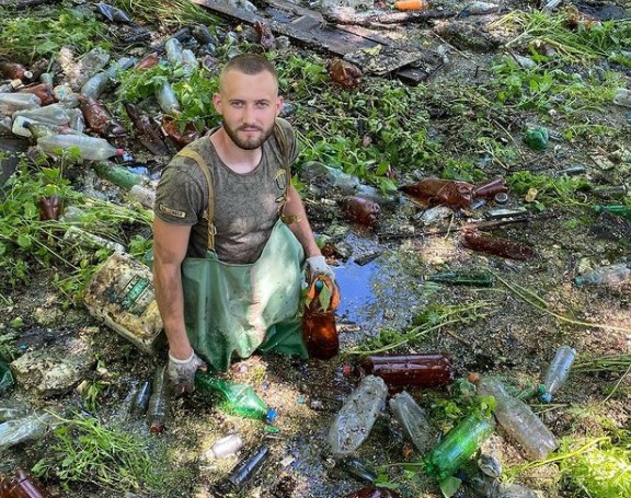 Снова тонны пластика и мусора: под Харьковом второй месяц чистят реку