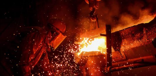 Кризис в ОРДЛО: оккупанты дали металлургам к профессиональному празднику издевательскую премию