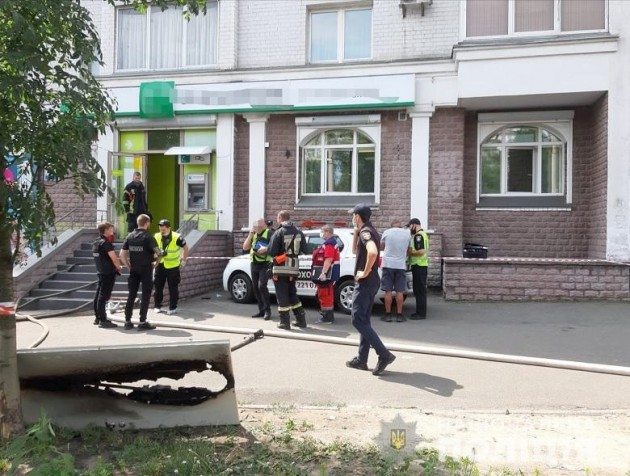 В Киеве женщина с коктейлем Молотова ограбила отделение Укрсиббанка