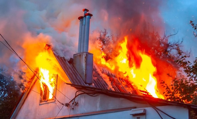 СМИ: пьяные ростовские полицейские подожгли дом соседки после замечания о шумной гулянке