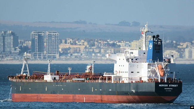 ВМС США: дві людини загинули через напад безпілотника на танкер біля Оману