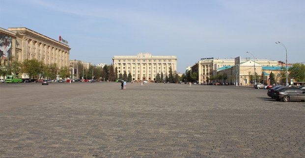 На площади Свободы начали подготовку к праздникам: центр города перекрыт до конца августа