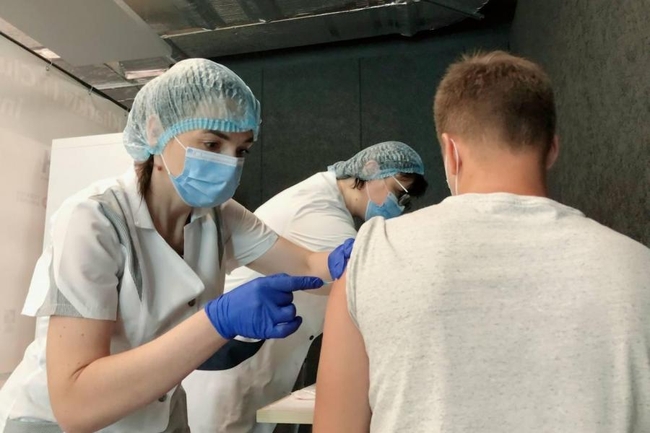 Центры массовой вакцинации в Харькове будут работать по вечерам