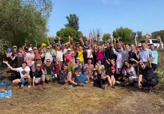 Волонтеры провели финальный субботник по очистке реки под Харьковом (ВИДЕО)