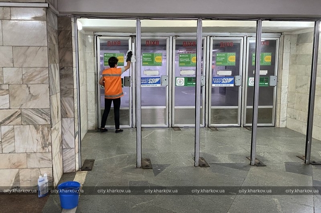 В Харьковском метрополитене показали, как убирают и дезинфицируют станции