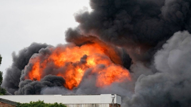 В Англии произошел масштабный пожар в промзоне (ВИДЕО)