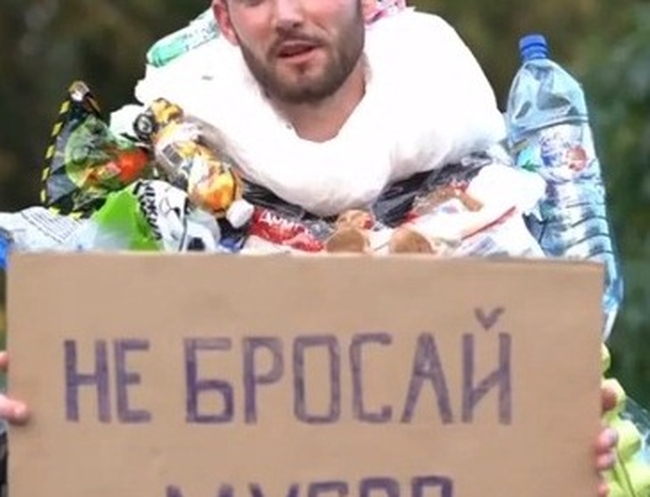 Харьковчанин провел одиночную акцию в центре города, обмотавшись пластиковыми пакетами