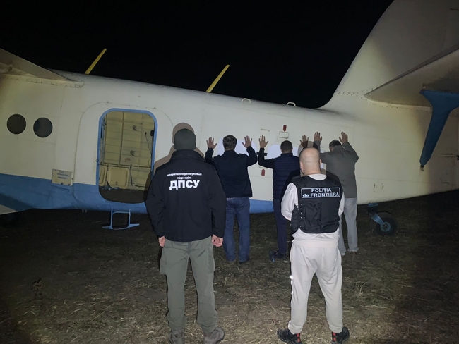 Українські та молдовські прикордонники затримали контрабандистів та їх повітряне судно (ВІДЕО)