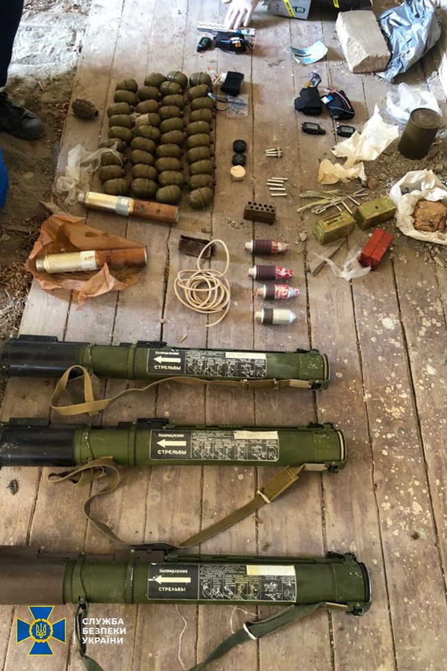 СБУ виявила у прикордонному районі Закарпаття тайник з вибухівкою і протитанковими гранатами