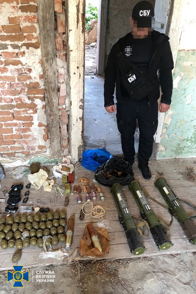 СБУ виявила у прикордонному районі Закарпаття тайник з вибухівкою і протитанковими гранатами