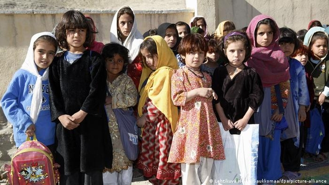 ЮНЕСКО закликає талібів в Афганістані дозволити дівчатам відвідувати середню школу