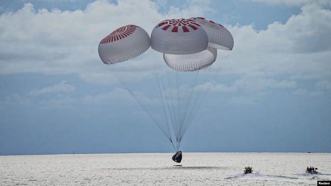 Перша цивільна місія SpaceX повернулася на Землю