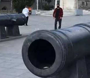 Хотел сделать фото: в Стамбуле с помощью масла достали мужчину, который застрял в пушке (ВИДЕО)
