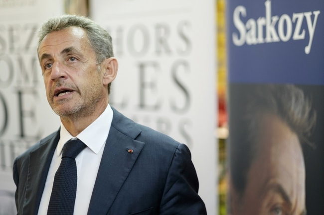 Экс-президент Франции Николя Саркози получил год тюрьмы