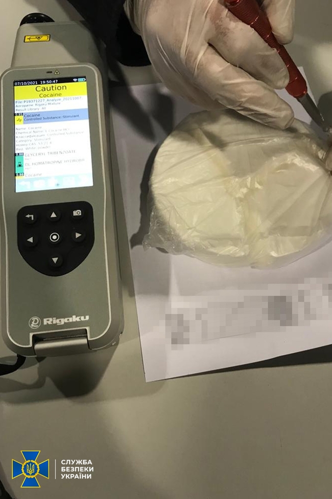 СБУ ліквідувала канал контрабанди кокаїну до ЄС: наркоділки приховували «товар» у пакунках з цукерками