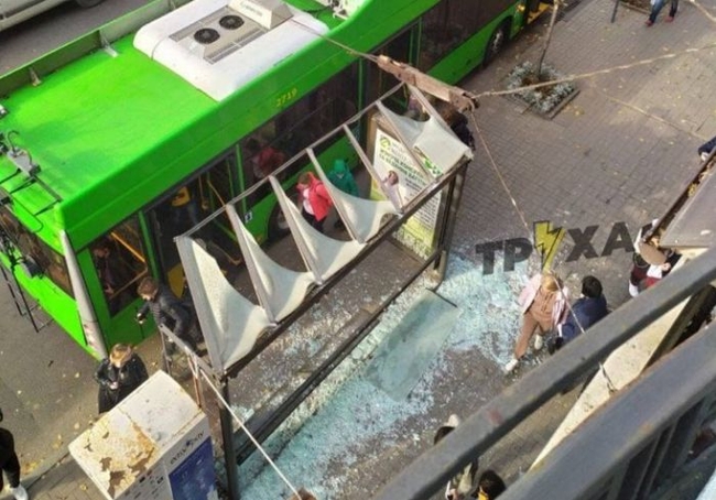 В центре Харькова троллейбус разгромил остановку (ВИДЕО)