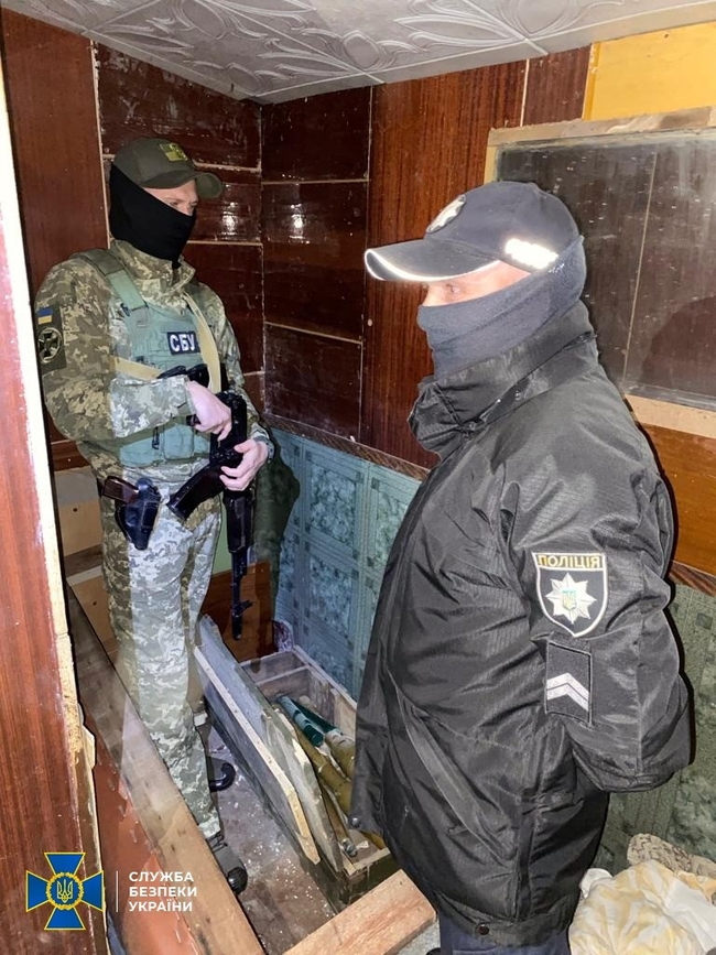 СБУ запобігла диверсії на Луганщині: поруч з автотрасою виявлено схрон бойовиків з протитанковими мінами