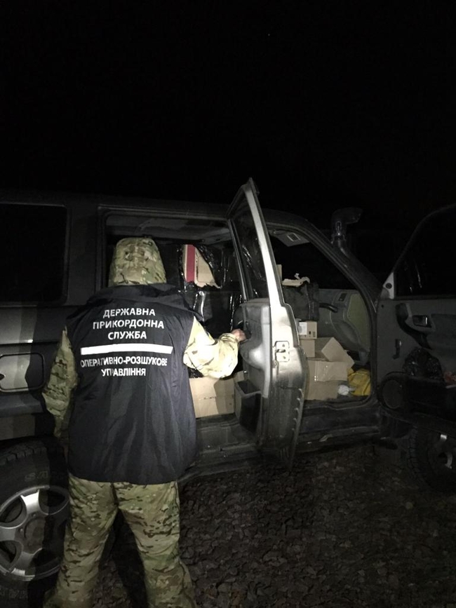 Два «УАЗи», набиті контрабандою та атрибутикою російських силовиків, виявили прикордонники на кордоні з РФ (ВІДЕО)