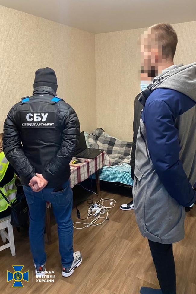 СБУ викрила експравоохоронця, який продавав персональні дані українців