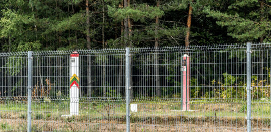Миграционный кризис: еще одна страна ЕС грозит закрыть границу с Беларусью