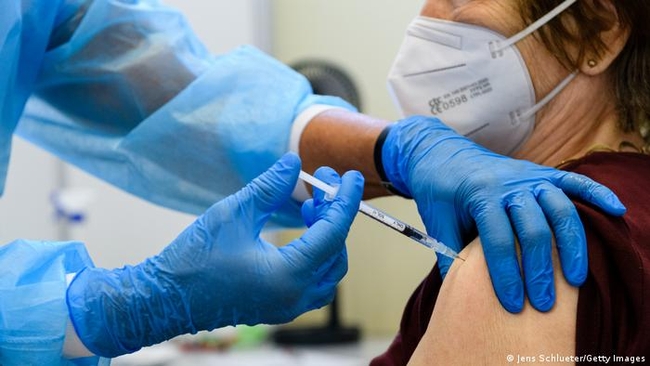 У США рекомендують всім дорослим робити бустерну дозу вакцини