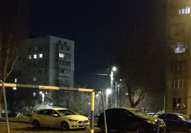 Жители Салтовки устроили парковку прямо на футбольном поле во дворе