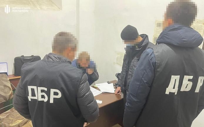 Підпрацьовував дилером: поліцейський з Чугуївщини збував наркотики ув’язненому