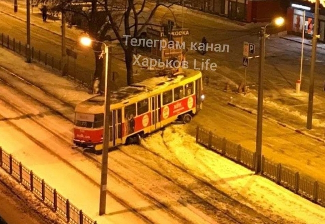 В Харькове трамвай сошел с рельсов и выкатился на проезжую часть (ФОТО)