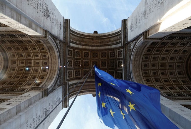 В Париже после протеста правых с Триумфальной арки убрали флаг ЕС