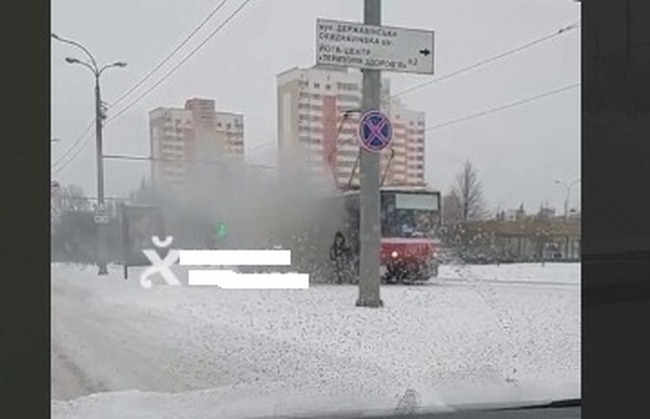 В Харькове задымился трамвай, люди выбегали из вагона (ВИДЕО)