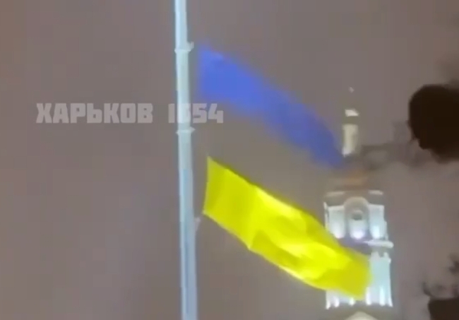 В Харькове ночные порывы ветра порвали флаг и повалили деревья
