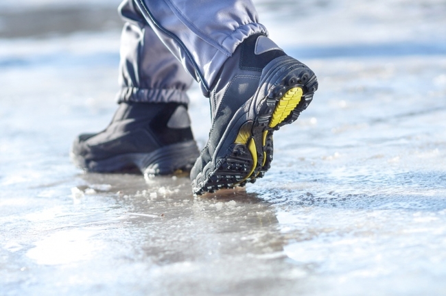 Як ходити по льоду і не послизнутись? Поради на час ожеледиці