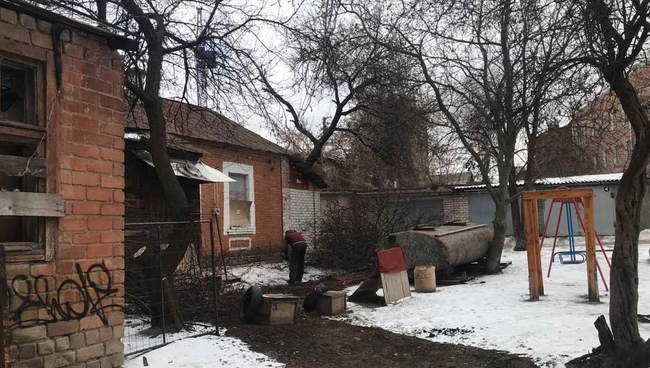 В центре Харькова мужчина спиливал деревья для отопления дома