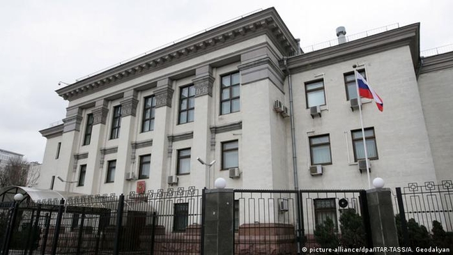 NYT пише, що дипломатів РФ почали вивозити з України: Москва заперечує