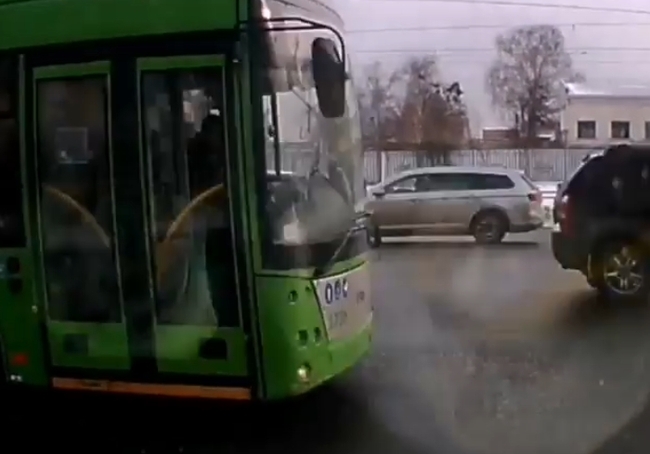В Харькове троллейбус не пропустил карету скорой помощи