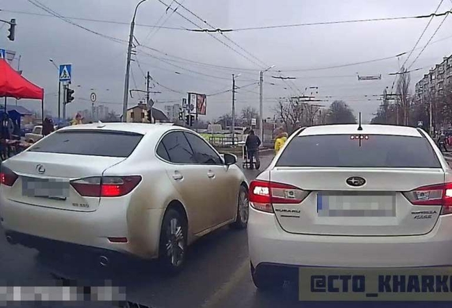 По встречке на красный: в Харькове поймали водителя Lexus