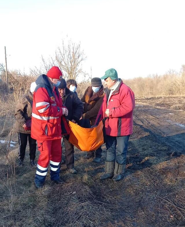 На Харьковщине из-за бездорожья медикам пришлось нести больного 2 км на носилках (ФОТО)
